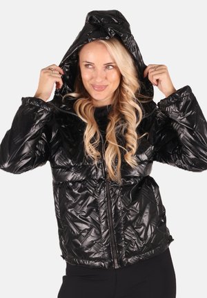 Schwarze Daunenjacke mit glänzender, texturierter Oberfläche, Reißverschluss vorne und Kapuze, ausgeprägten Nähmustern und elastischem Saum.