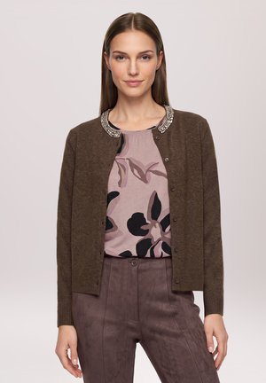 Betty Barclay, BETTY BARCLAY MIT SCHMUCKSTEINEN STRICK-CARDIGAN - Gilet - muskat