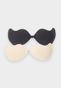 Δύο στηθόδεσμοι χωρίς τιράντες με αυτοκόλλητο, ένας μαύρος και ένας μπεζ, με μπροστινά κλείστρα και υφή, τοποθετημένοι επίπεδα σε ανοιχτό φόντο.