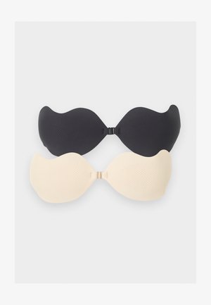 Twee strapless zelfklevende beha's, één zwarte en één beige, met frontsluitingen en een textuur oppervlak, plat gelegd op een lichte achtergrond.