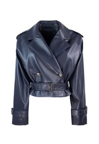 Giacca cropped in similpelle blu navy con bottoni doppi, revers ampi, vita con cintura e polsini dettagliati.