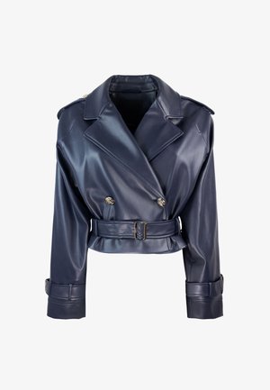 Giacca cropped in similpelle blu navy con bottoni doppi, revers ampi, vita con cintura e polsini dettagliati.