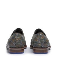 Chaussures pour hommes avec une tige en cuir texturée multicolore présentant un motif unique, un talon contrasté marron et bleu, et un design à bout arrondi.
