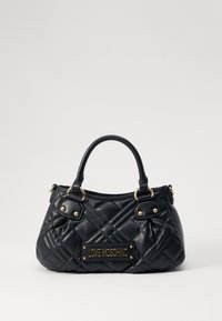 Črna prešita torbica iz usnja, z zlatim okovjem, dvema ročajema in sprednjo ploščo z vtisnjenim logotipom "LOVE MOSCHINO".