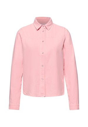 Chemise rose clair à manches longues avec col classique, boutons pression et ourlet droit, présentée sur un fond blanc.