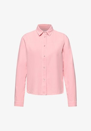 Chemise rose clair à manches longues avec col classique, boutons pression et ourlet droit, présentée sur un fond blanc.