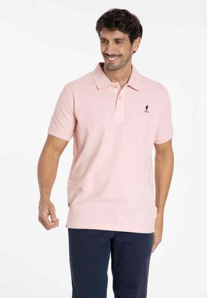 Polo rose clair en coton, avec un col à trois boutons, des manches courtes, un petit logo brodé sur la poitrine et une coupe classique.