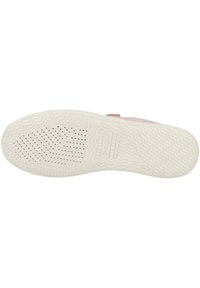 Scarpa rosa chiaro con tomaia testurizzata, suola in gomma bianca dotata di un battistrada decorato per garantire aderenza e fori di ventilazione per favorire la traspirabilità.