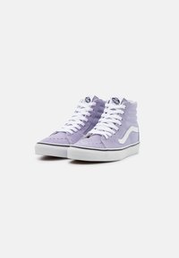Sneakers alte in suede viola chiaro con lacci bianchi, suola in gomma nera e iconica striscia laterale bianca. Presentano colletto e linguetta imbottiti.