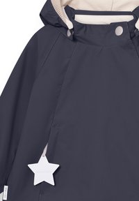 Donkerblauwe geelkap jas met beige fleece voering, drukknoopsluiting aan de voorkant, en een wit stervormig label met de tekst "MINI A TURE" aan een zak.