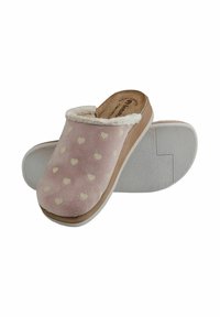 Zoccoli foderati in pelliccia rosa con motivi a cuore bianchi, dotati di una suola marrone chiaro e fondo bianco testurizzato per una buona presa. Design morbido e imbottito.