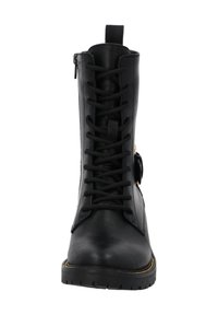 Stivaletto in pelle nera con design a lacci, cerniera laterale, tomaia texturizzata e suola robusta con un accento dorato.