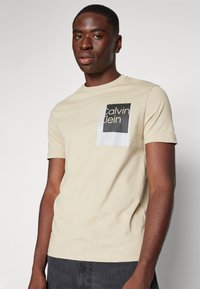 Calvin Klein OVERLAY BOX LOGO - Marškinėliai su spaudiniu - eucalyptus