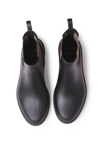 Bottes noires en caoutchouc jusqu'aux chevilles avec une finition lisse et brillante, des panneaux latéraux en elastique, des tirettes et des coutures contrastantes claires le long de la semelle.