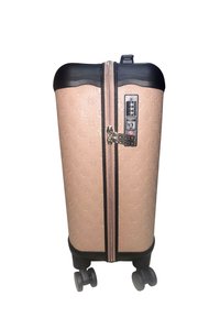 Maleta rígida con un exterior de patrón beige, ribete negro, doble cremallera, candado de combinación y cuatro ruedas para mayor movilidad.