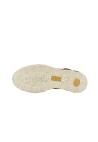 Suela de zapato de goma con un patrón texturizado blanco y acentos marrones. Presenta un logo rectangular en amarillo que dice "camel active."