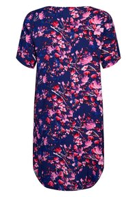 Robe à manches courtes en bleu marine avec un motif floral comportant des fleurs roses et rouges, un col rond et un ourlet légèrement courbé.