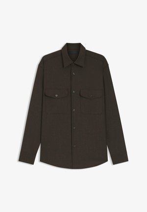 Camicia marrone a maniche lunghe con tessuto strutturato, chiusura frontale con bottoni, due tasche sul petto e colletto classico a punta.