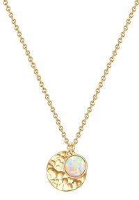 Zlatna ogrlica s teksturiranim okruglim privjeskom i glatkim, okruglim opalom s iridescentnim bojama.
