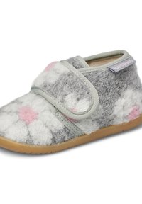 Šedé měkké bačkory s růžovými a bílými květinovými vzory, nastavitelný šedý pás, měkký vnitřek a gumová podrážka pro trakci.