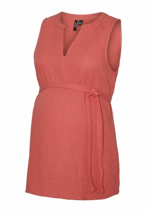 Koralfarvet ærmeløs graviditets-tunika med v-hals, bånd i taljen og struktureret stof, der har en afslappet pasform og taljeaccent.