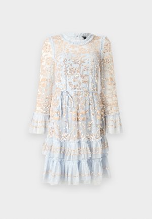 Rochie din tul albastru cu mâneci lungi, manșete volanate, broderie florală aurie, straturi în trepte și un cordon la talie pentru ajustare.