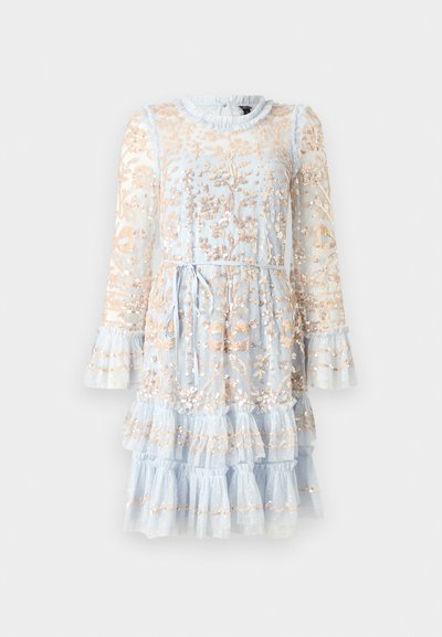 Vestido de tul azul con mangas largas, puños con volantes, bordados florales en dorado, capas en cascada y una cinta en la cintura para ajuste.