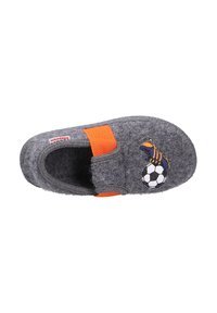 Grijze gevilte slipper met een oranje elastieken band, voorzien van een geborduurd voetbal en voetbalschoen aan de zijkant. Rond neusstuk ontwerp.