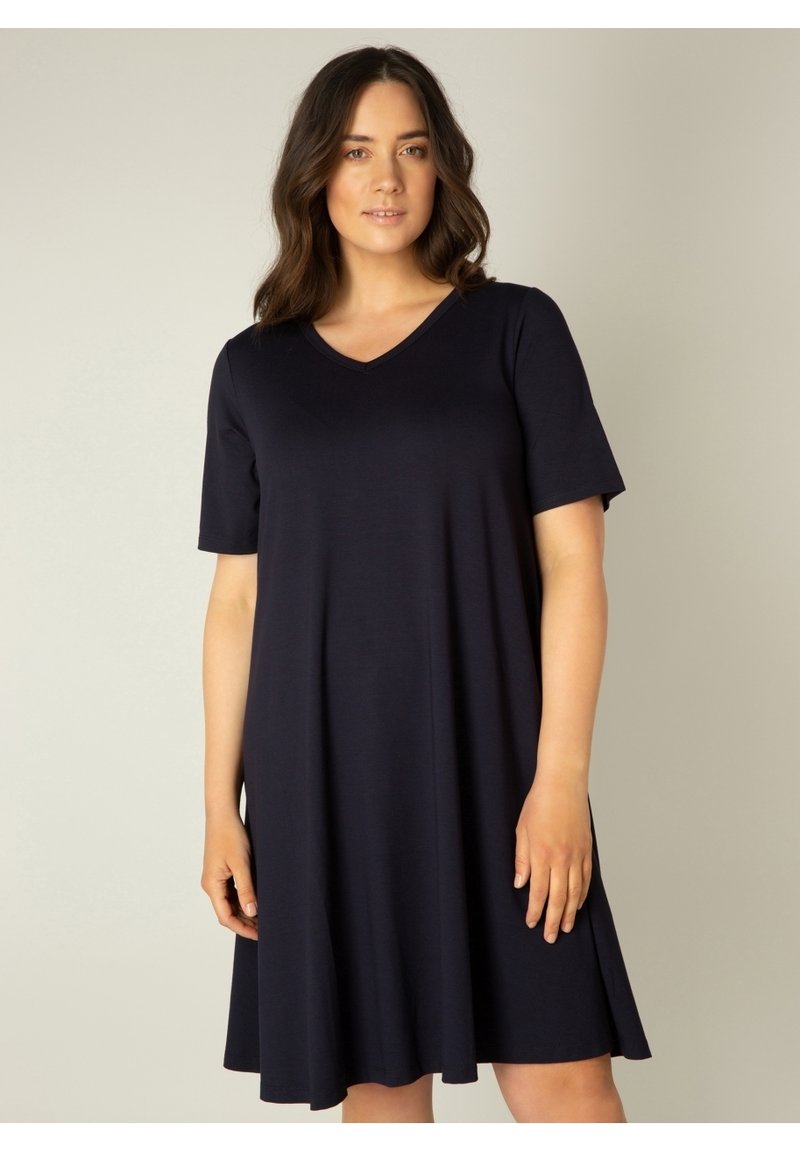 Marineblauwe V-hals jurk met korte mouwen, gemaakt van zachte stof; heeft een losse, vloeiende stijl en een knielange zoom.