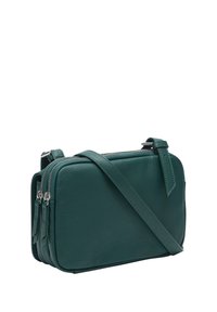 Zielona skórzana torba na ramię o prostokątnym kształcie, zamykana na zamek błyskawiczny, z odpinanym paskiem na ramię. Posiada teksturowaną powierzchnię i srebrne okucia.