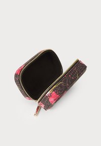 Pequeño estuche rectangular negro con un patrón floral rosa, con un zipper dorado parcialmente abierto que muestra un interior oscuro vacío, sobre fondo blanco.