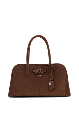 Sac à main Guess en daim marron avec doubles poignées, logo doré et un porte-clés suspendu sur le devant côté droit.