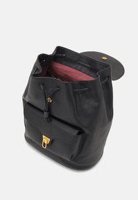 Zwarte leren emmer tas met een textuur oppervlak, trekkoordsluiting en een voorvak met goudkleurige hardware. Binnenkant gevoerd met roze.