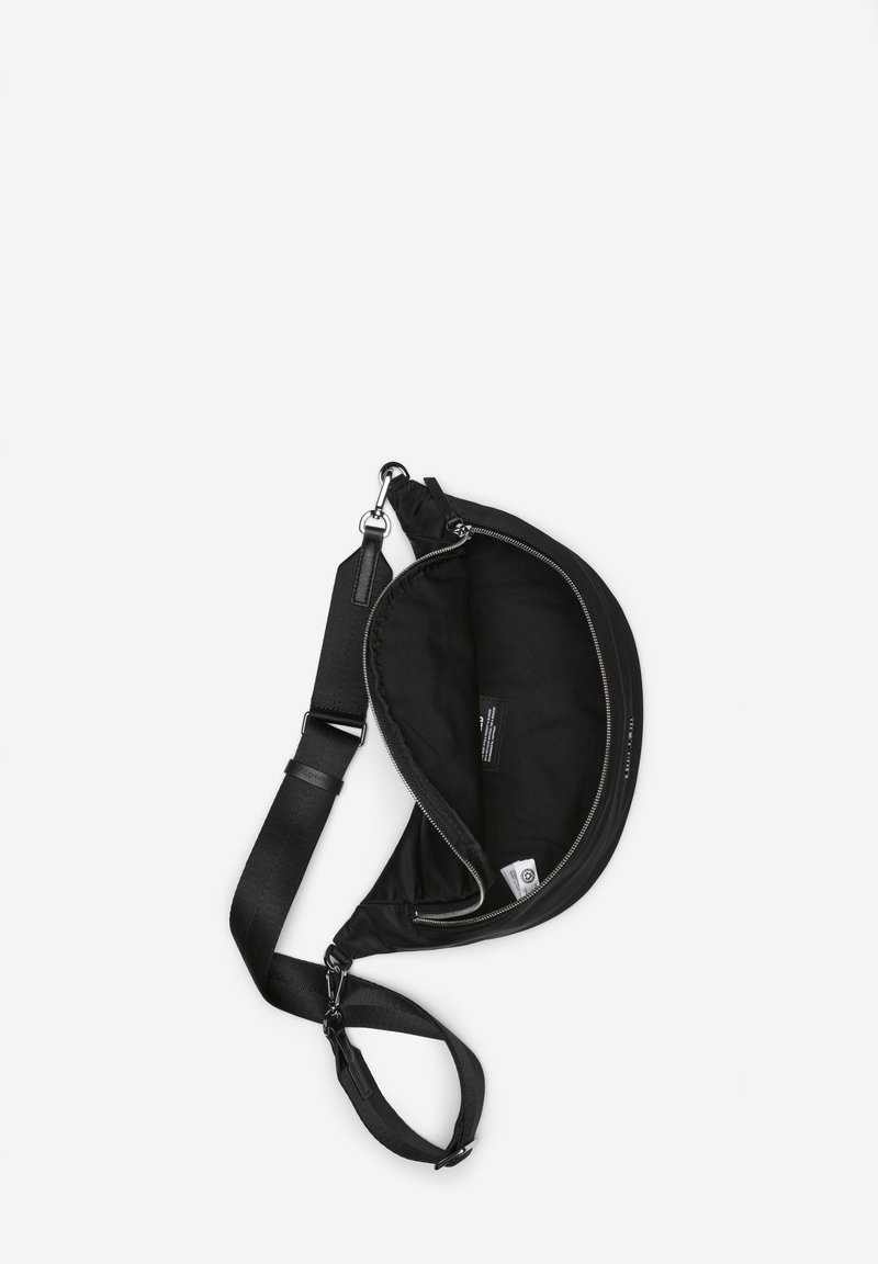 Czarna torebka typu crossbody o zaokrąglonym kształcie, z zamknięciem na zamek błyskawiczny, regulowanym paskiem i niepodszewkowanym wnętrzem. Posiada srebrne okucia.