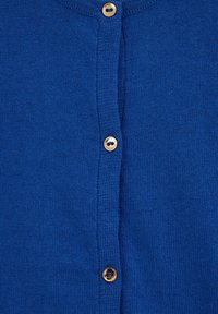 Modrý pletený sveter na gombíky s rebrovaným výstrihom, obsahujúci päť zlatých gombíkov vpredu a hladkou, rovnomernou textúrou.