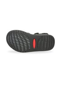 Suela de sandalia negra con agarre texturizado, con recortes ovalados y un logo rojo. Diseño duradero para estabilidad y tracción en diversas superficies.