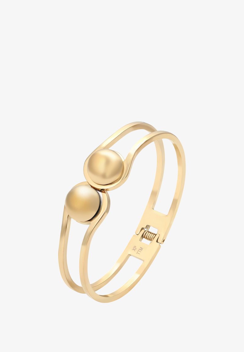 Bracciale rigido dorato con due grandi perle rotonde e una chiusura a molla su sfondo bianco.