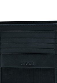 Črn usnjen držalec za kartice z več režami za kartice in teksturiranim poudarkom. Na sprednji strani je odtisnjen logotip "Bogner". Splošna gladka površina.