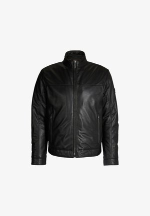 Schwarze Lederjacke mit hohem Kragen, Frontreißverschluss und zwei Seitentaschen. Das Material ist glatt mit subtiler Textur und Stitching-Details.