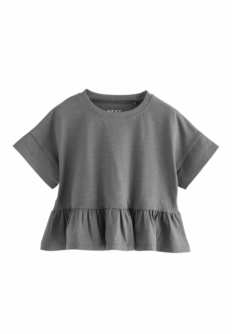 Haut gris à manches courtes avec un encolure arrondie et un ourlet volanté. Fabriqué en tissu doux, il présente une coupe décontractée et une texture lisse.