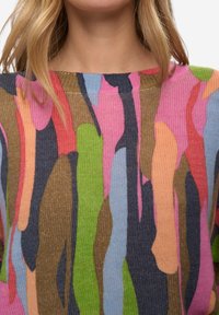 Suéter de punto con un patrón abstracto en tonos rosa, verde, azul y marrón; escote redondo y tela texturizada.