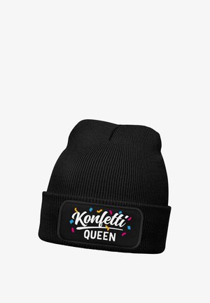 Schwarze Strickmütze mit Umschlagpatch, auf dem der Text "Konfetti Queen" von bunten Konfettiformen umgeben ist.