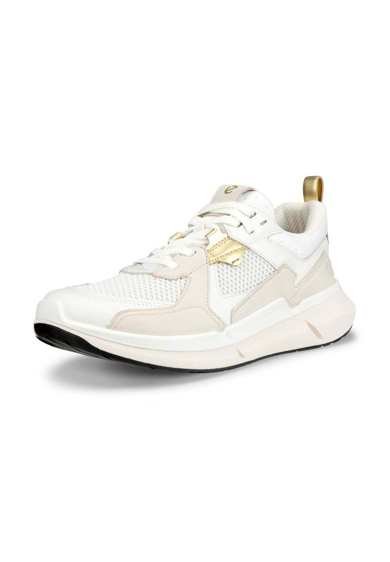 Witte en beige sneaker van mesh en synthetisch materiaal. Beschikt over gouden accenten, vetersluiting en een gevoerde zool met zwarte profiel.