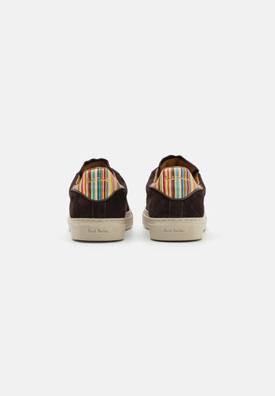 Baskets en daim marron avec une semelle beige, ornées d'une doublure intérieure à rayures multicolores et d'un logo en relief au talon.