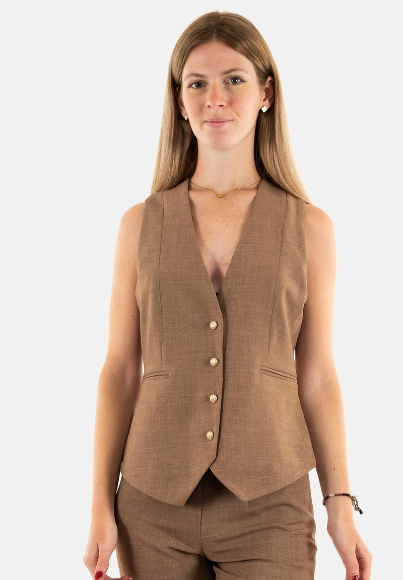 Gilet marrone senza maniche con colletto a revers, cinque bottoni dorati e due tasche frontali; realizzato in un tessuto strutturato.