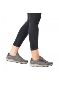 Baskets en cuir gris avec surface texturée, fermeture à lacets à l'avant, détail de fermeture éclair sur le côté, couture blanche et semelle en caoutchouc avec design de traction.