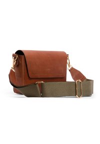 Borsa a tracolla in pelle marrone con chiusura a pattina, hardware dorato e tracolla texturizzata con motivo a scacchi nero e oro.