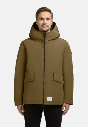 Olijfgroene geïsoleerde jas met een grote capuchon, voorritssluiting en twee zijzakken. Zachte afwerking, minimale branding.