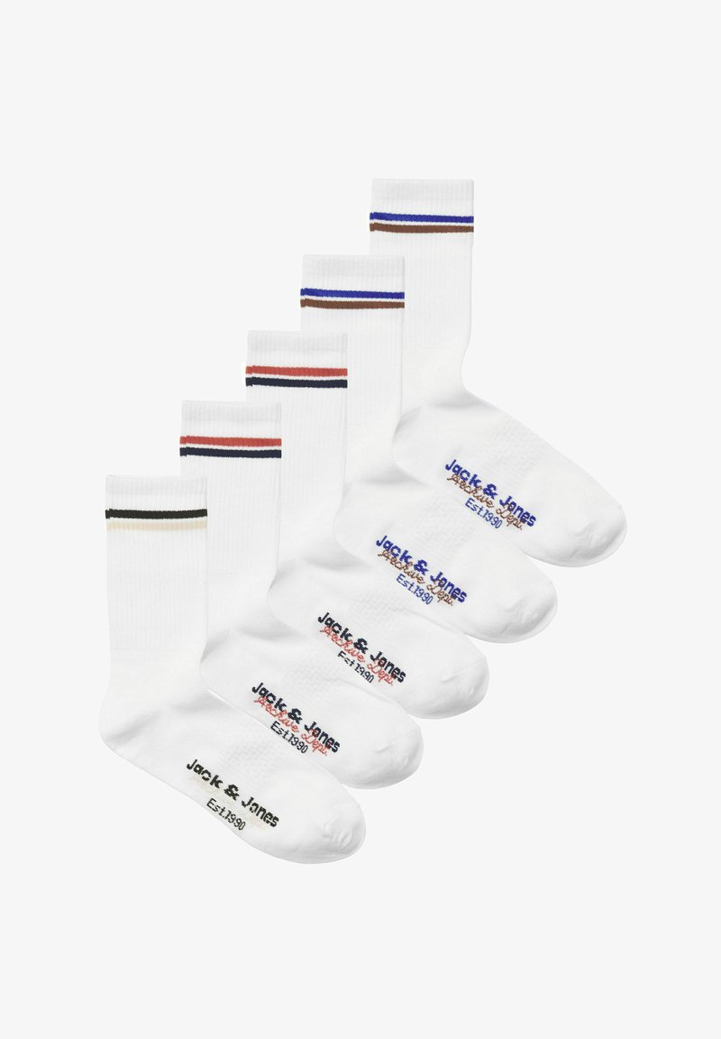 Chaussettes en coton blanc, paquet de cinq, avec différentes rayures colorées en haut. Chacune porte le logo « Jack & Jones » près de la cheville. Texture douce.
