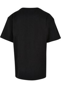 Tricou negru cu mânecă scurtă, croială lejeră, guler rotund, realizat dintr-un material moale de bumbac, fără modele vizibile sau detalii din metal.